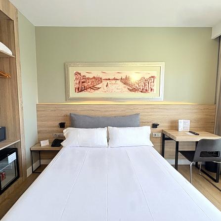 Petit terrace room