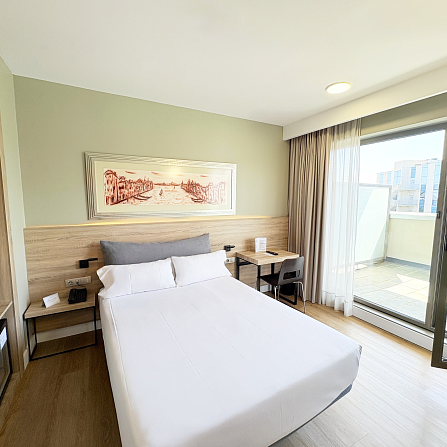 Petit terrace room